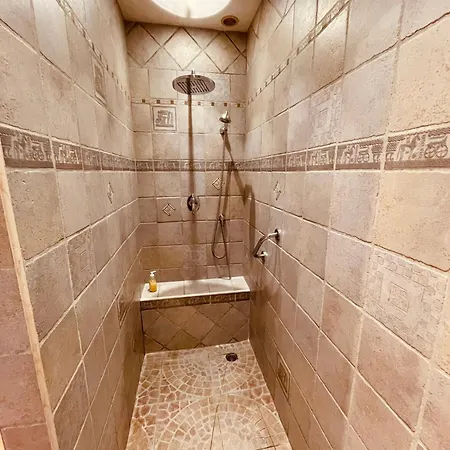 L'etape Provencale לינה וארוחת בוקר 3*