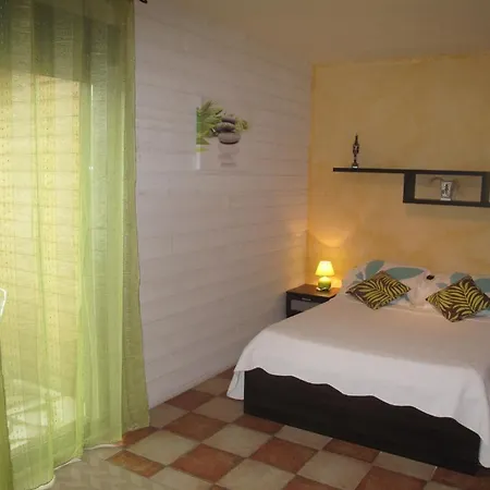 לינה וארוחת בוקר L'etape Provencale 3*