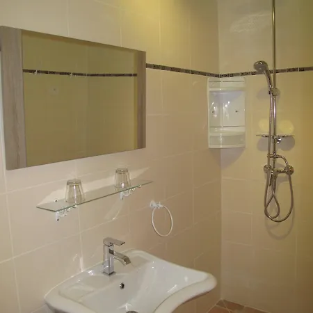 L'etape Provencale לינה וארוחת בוקר 3*